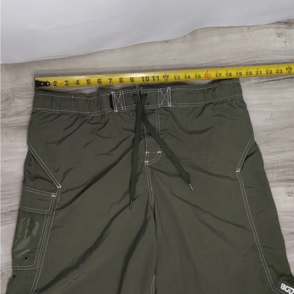 Body glove Olive Green Cargo Shorts size L pre owned good condition